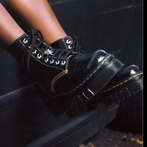 Dr. Martens x Heaven by Marc Jacobs audrick boots - Helt nya och oanvända Heaven croco boots, stl EU 38. Har ingen box men de är nya med tags. Ett skosnöre är tyvärr av ytterst. (Påverkar inte skosnörena el skorna). Har gulliga teddybjörnar på skosnörena. 