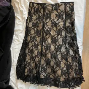 Fin kjol med beiget siden och svart spets. 