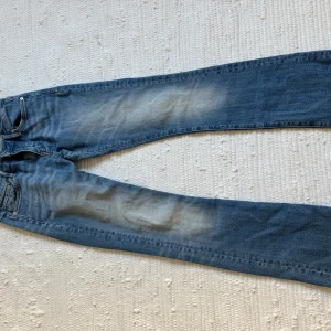 Crocker Bootcut jeans - Ett par bootcut jeans i storlek 26/32. Passar mig med storlek 34 i kläder i vanliga fall. Sparsamt använda💘
