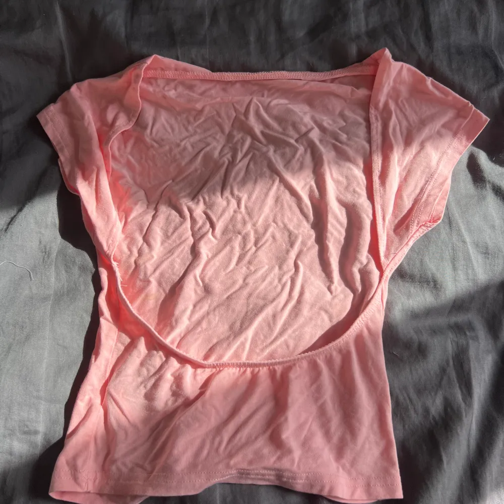 rosa tröja med öppen rygg. ganska genomskinlig. super fin färg och perfekt till sommaren. inga defekter💓. T-shirts.