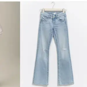Säljer dessa ljusblå low waist bootcut jeans från ginayoung. Midjemått är 36 cm tvärs över men de är väldigt stretchiga och det finns knappresår. Innerbenslängd är 76 cm. Helt oanvända, nypris 350 kr. Kontakta mig privat vid frågor eller intresse 💓
