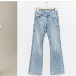 Chunky low flare jeans  - Säljer dessa ljusblå low waist bootcut jeans från ginayoung. Midjemått är 36 cm tvärs över men de är väldigt stretchiga och det finns knappresår. Innerbenslängd är 76 cm. Helt oanvända, nypris 350 kr. Kontakta mig privat vid frågor eller intresse 💓