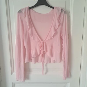 Sommar kofta - Passar perfekt till sommaren! Vet inte riktigt storlek eftersom lappen är bortklippt, men skulle gissa på s eller m, och passar nog större/mindre för den är väldigt stretchig