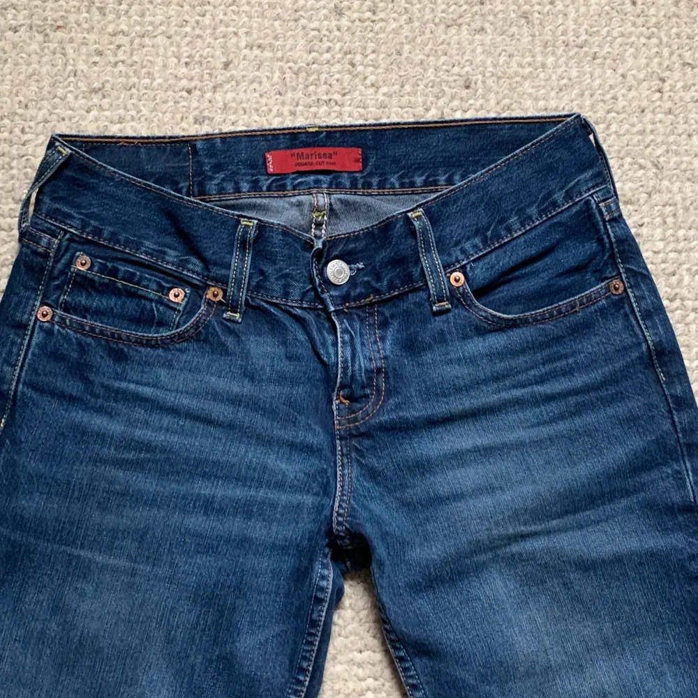 Lågmidjade och utsvängda jeans från Levis i superskick! Hittar inga slitningar eller defekter. Väldigt sällan använda pga att de inte passar mig i storleken. Storleken är svår att avläsa (bild 4), men måtten är: Midja: 84 cm, Innerbenslängd: 79 cm. Jeans & Byxor.