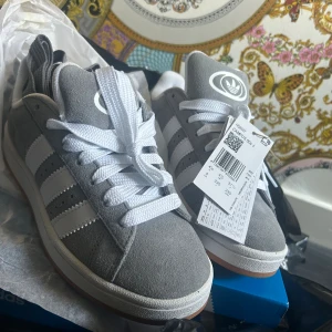 Adidas campus helt nya 1150:- - Helt nya Adidas Campus storlek 37, 1/3 köpte fel storlek till dottern. 