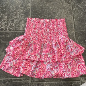 Volangkjol - Fin volangkjol köpt på Kungshamn förra sommaren. Enbart provad (helt som ny och inga defekter)!😍💕💕 Strl S/M men passar mig som vanligtvis bär XS och är 157 cm 🌸 Längden är 43 cm🎀 Köp gärna direkt! 🫶🏽