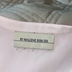 BY MALENE BIRGER - rosa blus 🩷 - Asskönt material, superfin i passformen🩷   Skriv för fler bilder, om detta känns opålitligt.  Priset kan diskuteras🩷🩷 Tvättas innan den säljs!!! 