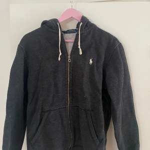 Säljer min ralph lauren hoodie då den inte kommer till användning. Hör av er om ni vill ha fler bilder!