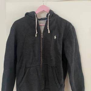 Polo ralph lauren hoodie - Säljer min ralph lauren hoodie då den inte kommer till användning. Hör av er om ni vill ha fler bilder!