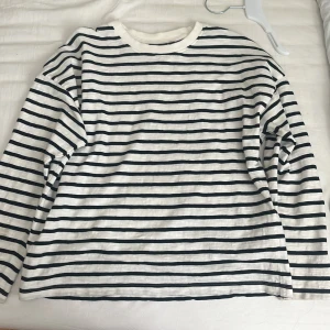 Randig tröja  - En super fin randig tröja från Kappahl som är använd ett fåtal gånger❤️