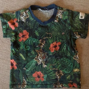 T-shirt  - En t-shirt i storlek 74, använd fåtal gånger så i mycket bra skick, inget att anmärka på förutom att lapparna är bortklippta 