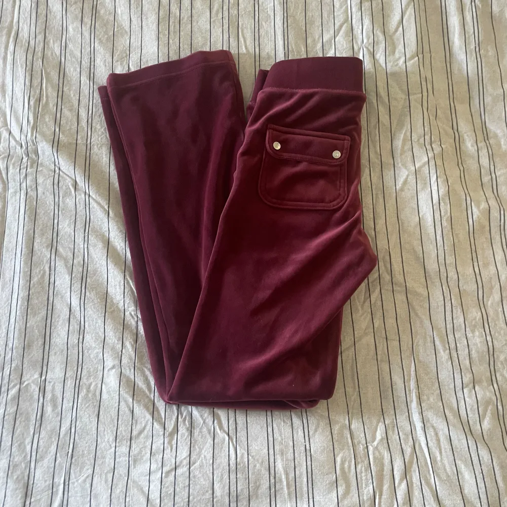 Juicy Couture Del Ray Pocket Pants i färgen Tawny Port. Rak modell. Byxorna överlag är i ett väldigt gott skikt och har bara används ett fåtal gånger. Nypris 1 199kr, säljer för 600kr.. Jeans & Byxor.