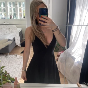 Kort klänning - Svart, kort klänning från nly one💕 Den är i xs och är bara använd 1 gång på kalas🥰