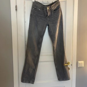 Grå lågmidjade jeans🌟 - Använda nån gång🌼  Ordinarie pris 400kr