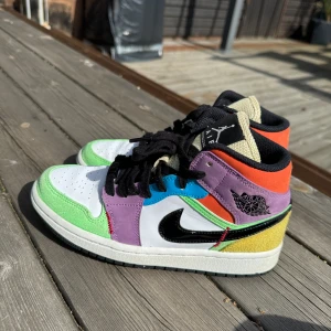 JORDAN 1 ”multi-colour” mid - Säljer mina jordans pga för små! Storlek 38, använda 3-4 gånger!