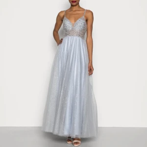 DRÖMMIG KLÄNNING I NYSKICK!! - Suuper snygg klänning som kan användas till balen eller på fest. Köpt på cargo clothing från märket mascara london. Nypris 2400 kr. Den är i nyskick och glittrar något gudomligt!! Den är slutsåld på Cargo clothing och på zalando i denna modell. 