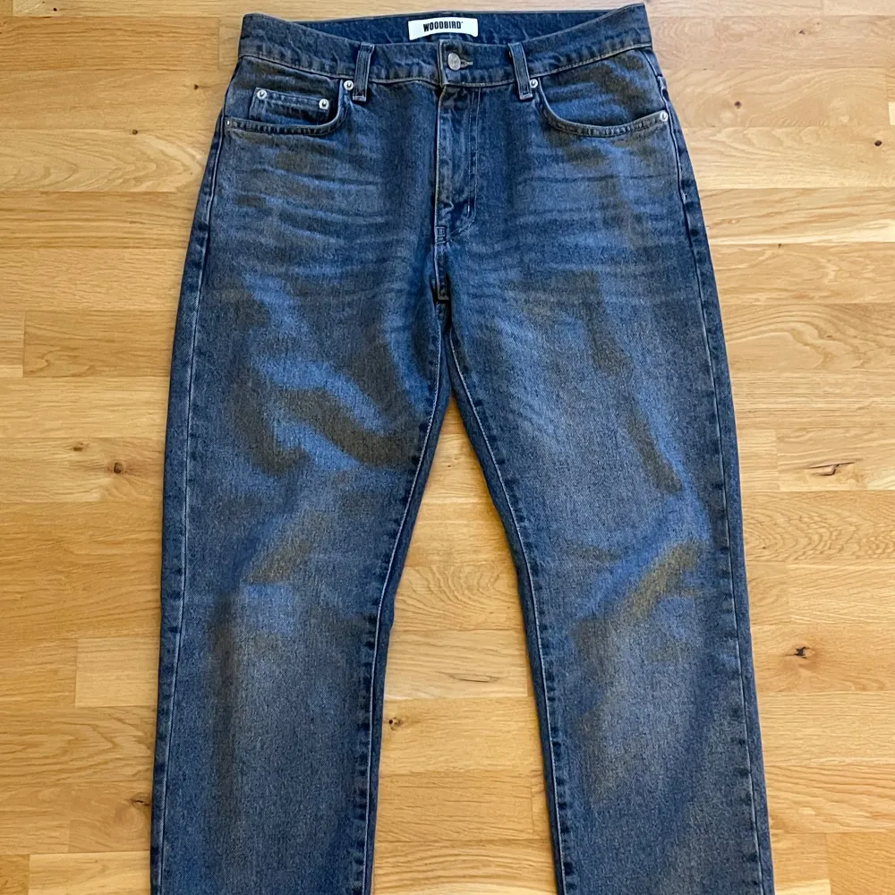 Tja, säljer mina Woodbird jeans som är i toppen skick. Jag har inte använt de jättemycket så de är i väldigt bra skick fortfarande. Storlek är 30/30. Nypris är 1199kr men jag säljer mina för 449kr.. Jeans & Byxor.