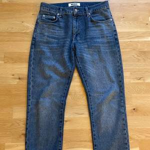 Tja, säljer mina Woodbird jeans som är i toppen skick. Jag har inte använt de jättemycket så de är i väldigt bra skick fortfarande. Storlek är 30/30. Nypris är 1199kr men jag säljer mina för 449kr.