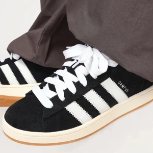 Adidas campus 00’s - Säljer mina campus skor då de inte passade mig och returen gick ut med tiden. De är alltså helt nya. Endast testade några gånger inomhus, fortfarande i kartongen och allt. Storlek 39 1/3. Ofta slut, köpte mina på junkyard. Pris kan diskuteras.