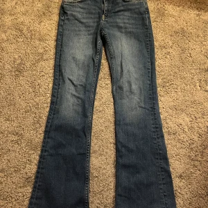 Blå jeans  - Blåa jeans från Gina tricot i storlek 152🩷Använda ganska många gånger men ändå i bra skick!💞Säljer därför att de har blivit för små för mig❤️Säljer för 200kr eftersom de fortfarande är i bra skick💞