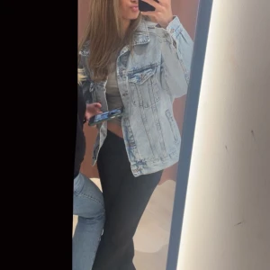 Jeansjacka  - Säljer denna superfina jeans jacka då den inte kommer till användning. Superfint skick!💖
