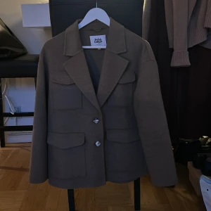 Oanvänd jacka - Oanvänd kavajliknande jacka från Twist&Tango