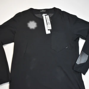 STONE ISLAND SHADOW PROJECT - stone island shadow project med tags nypris:1899SEK SÄLJER FÖR:699SEK STORLEK:XL SKICK:9/10 använd sparsamt utan några skador eller så finns massor av recensioner på min instagram:wearthatheat vid frågor eller funderingar skicka ett pm