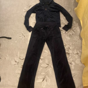 Juicy couture xs mörkblå  - Mörkblått juicy sett (kofta och byxor) i storlek xs