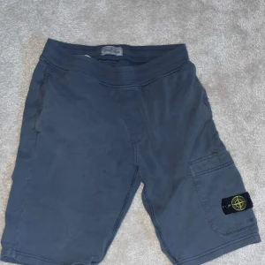 Stone island - Shorts väldigt bra skick och perfekt för sommarn storlek är 14 år och nypris ligger på ungefär 1,8 hör av dig för fler bilder eller frågor