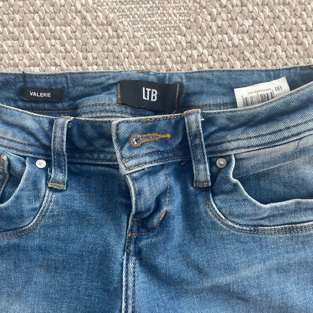 Jätte snygga lågmidjade LTB jeans som tyvärr är för små för mig.💗. Jeans & Byxor.