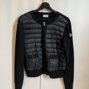 Moncler jacka/kofta - Precis som ny Svart moncler Str L   Liten i storlek passar M (jag bär S/M)
