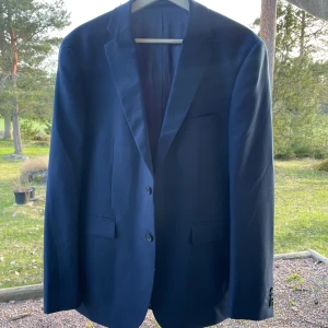 Marinblå kavaj  - Storlek 50 Bra skick Använd 1 gång 