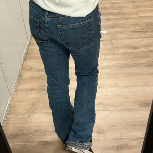 Snygga vintage Levis jeans med uppsprättade sömmar där nere 🩷i modellen 572 bootcut
