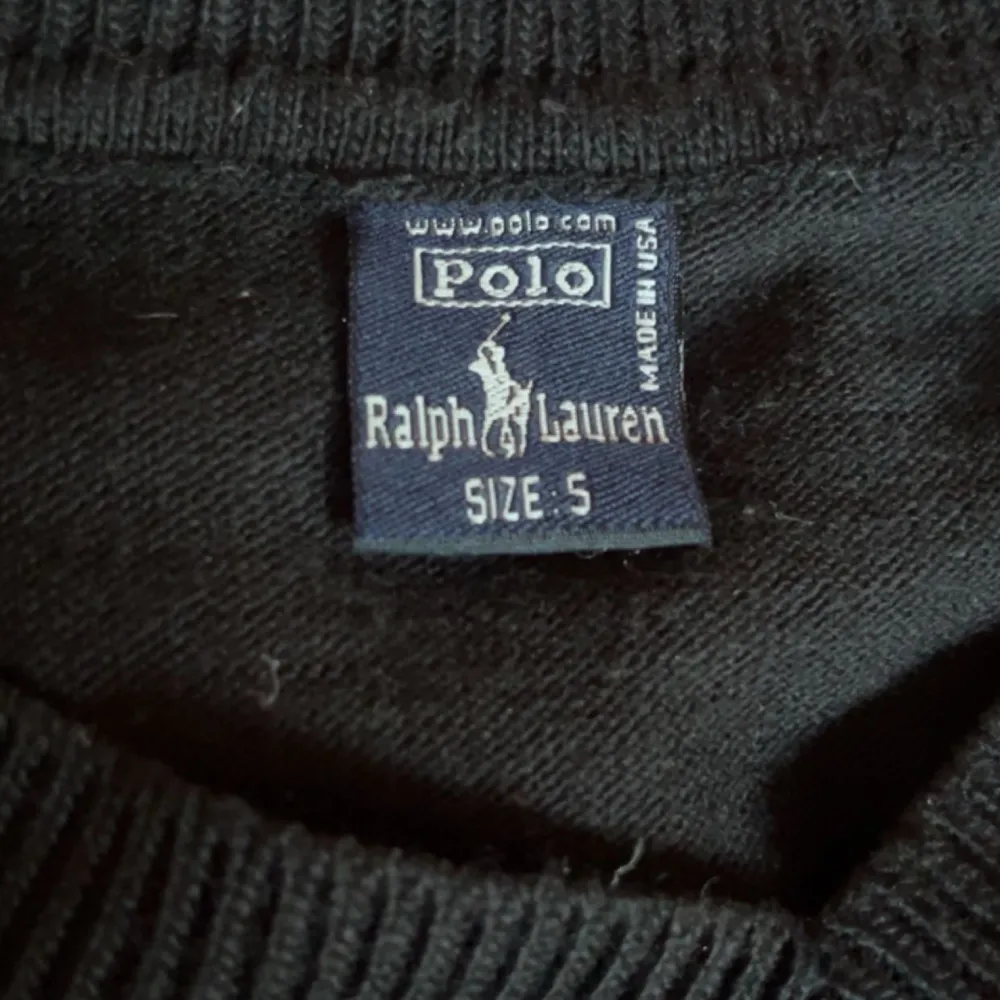 Superfin finstickad tröja med V-ringning  från Ralph Lauren, storlek S men skulle säga att den är som XS 💕 endast använd en gång, men är i nyskick 🤩. Stickat.