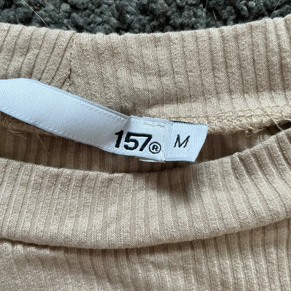 Säljer denna enkla ribbade långärmade tröjan från lager 157. Tröjan är inte full längd, utan lite croppad, är lite lösare i passformen! Skriv för fler frågor!. Toppar.