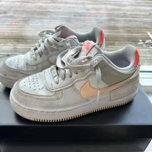 Nike AF1 Shadow - Super snygga skor, syns att de är använda därav priset men fortfarande otroligt fina💕☀️Pris går att diskutera😊