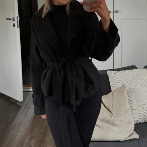 Kort kappa från Nelly  - Säljer min kappa från Nelly som jag använt fåtal gånger. Fortfarande fräsch. Kan frakta samma dag 🤍