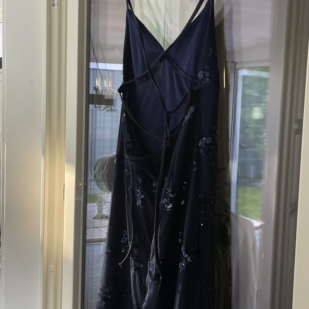 Säljer min balklänning då jag valde en annan. Mer mörkblå i verkligheten 💙. Klänningar.