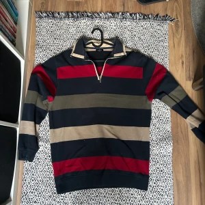 Daniel hechter half zip - halfzip i fint skick från märket Daniel Hechter paris i vinröd, marinblå, grön och beige