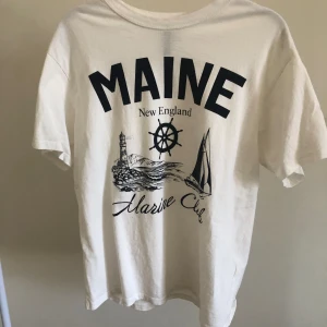 T-shirt med tryck - T-shirt använd med tryck, använd flera gånger, helt okej skick.
