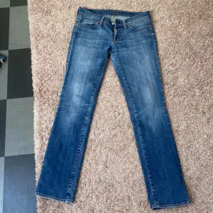 Ett par assnygag lågmidjade jeans från 7for all mankind i nytt skick. Tryck gärna på ”Köp direkt” !! 