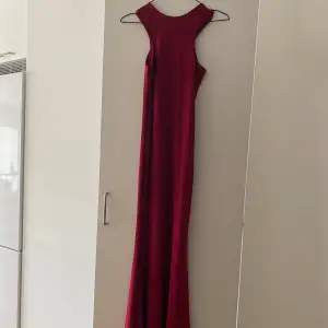 En röd klänning helt ny aldrig använt. Syl 34,