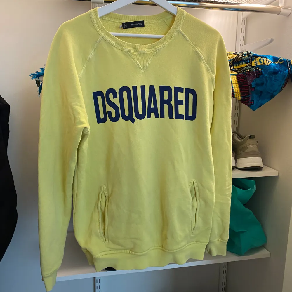 Dsquared tröja insyd till storlek M äkta så klart . Tröjor & Koftor.