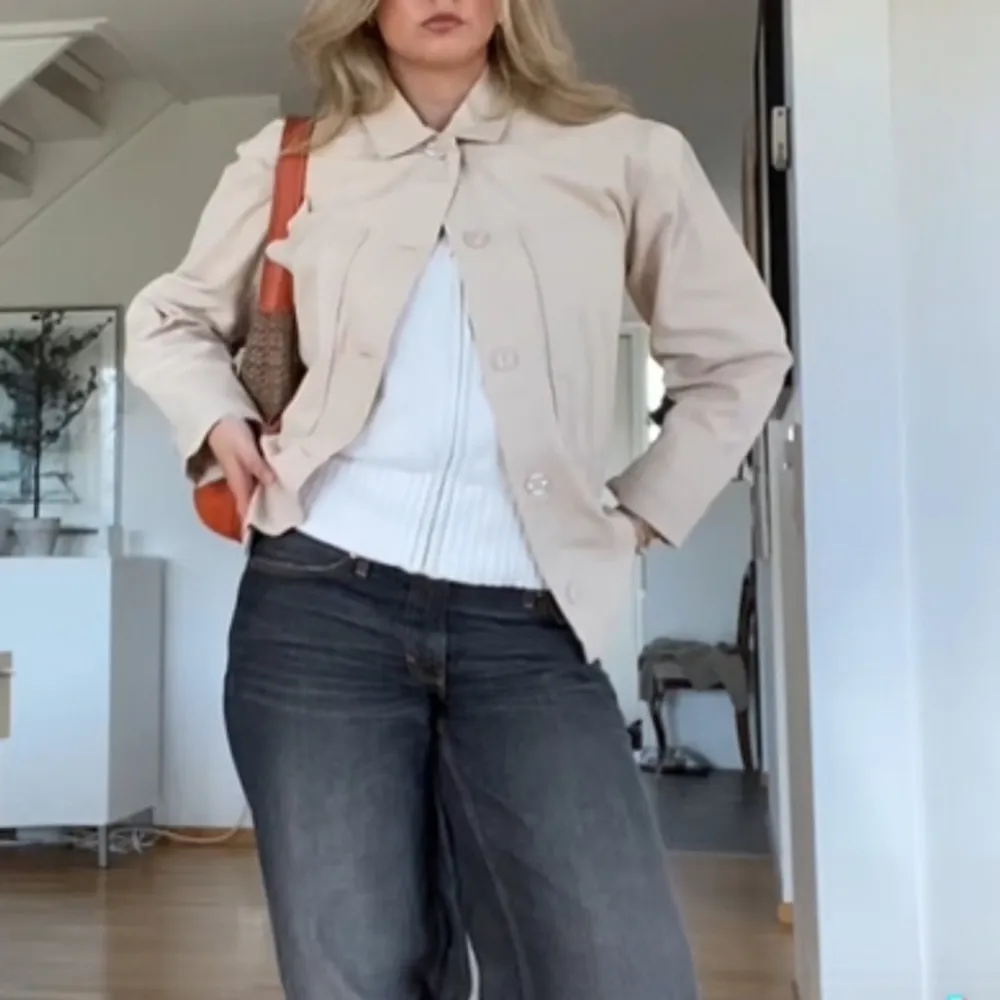 Säljer denna Beige overshirten från Sweet Sktbs i storlek S då den inte kommer till användning. Den är knappt använd & är i mycket bra skick. Pris går att diskutera. Kom med prisförslag eller köp direkt för 100kr💞 Hmu om du har övriga frågor! . Skjortor.