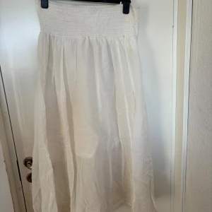 Lång kjol - Lång vit kjol i tunt tyg med mycket stretch så passar flera storlekar