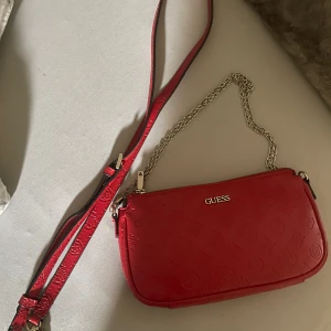 GUESS RÖD VÄSKA - Köpt för 2400, inga fel ingen rost som ny.