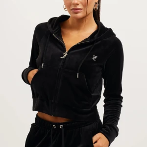 Juicy Hoodie - Jag säljer nu min svarta juicy tröja som jag köpte i butik på Pondus. Storlek S. Det är den tröjan med paljetter bakom. Andvänd några fåtal gånger så den är som en ny. Köpte för 1100 men säljer för 650💕Pris kan diskuteras!