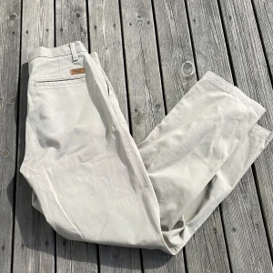 Straight fit chinos - 100% bomull, bra skick, inga defekter