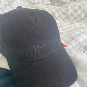 Moncler keps - Bra skick och justerbar. Har tags och påse.