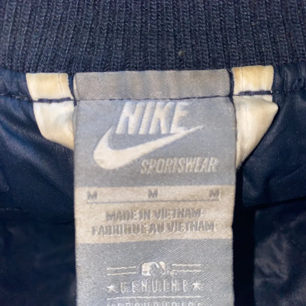 Old school vintage varsity jacka med en klassisk design. Nike i kollboration med amerikanska baseboll laget New York Yankees. Perfekt för streetwear. Armarna behöver tvättas. . Jackor.